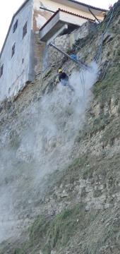 Sanacija klifa pod župniščem I Risanamento della scogliera sotto la parrocchia (2)